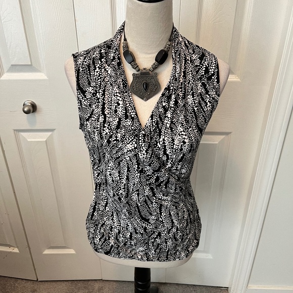 Tahari size M top - Picture 1 of 12